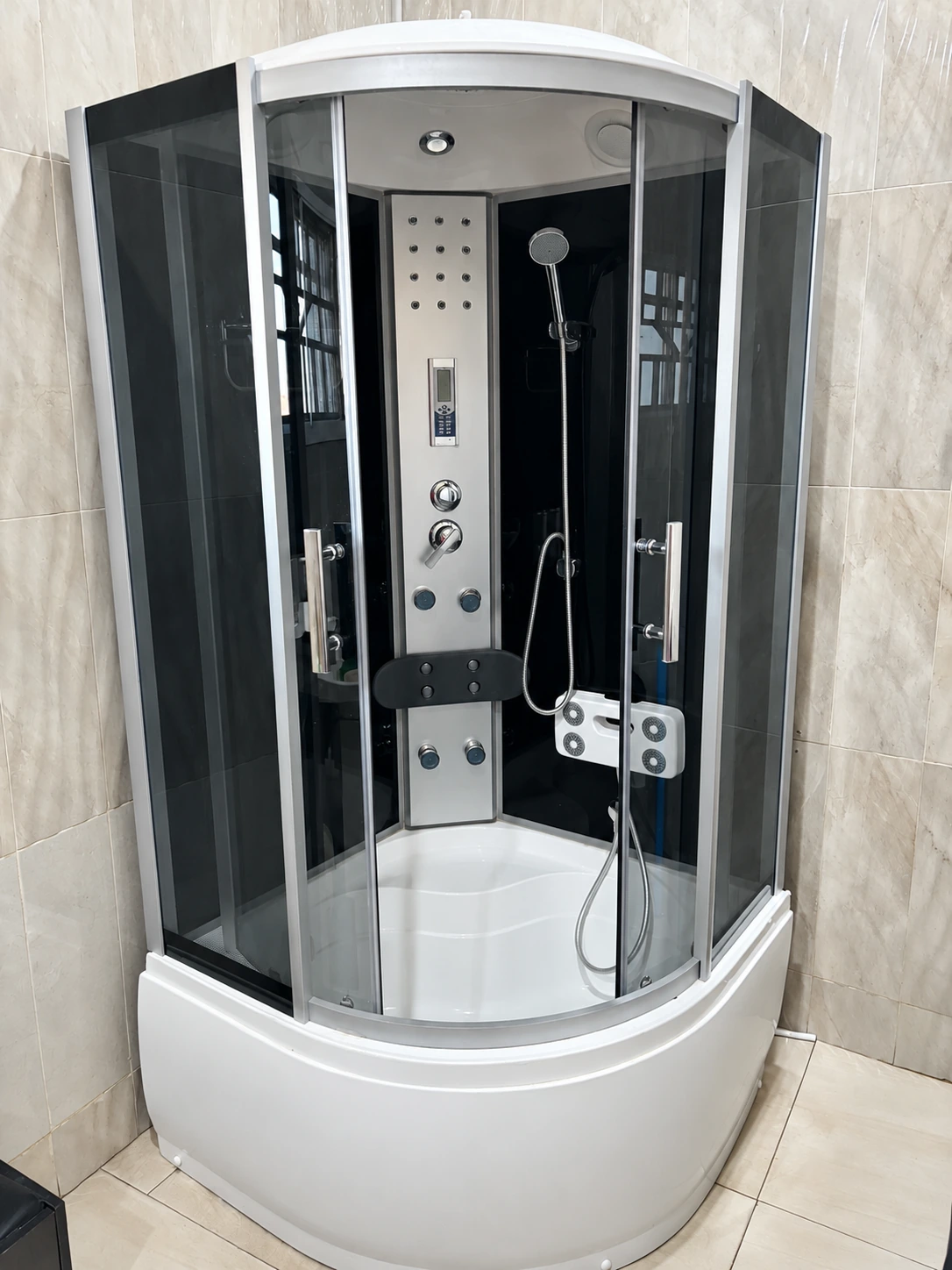 Quadrant hydromassage and steam-shower cabin at Arcade Spa